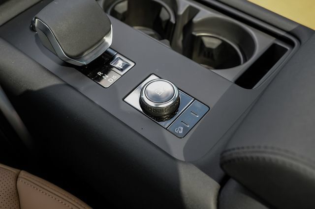 New 2026 Land Rover Discovery Limited Edition AWD/4WD image 36
