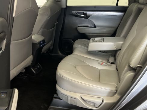 Used 2021 Toyota Highlander Limited AWD/4WD image 24