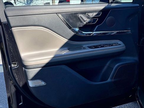 Used 2025 Lincoln Corsair Premiere image 23