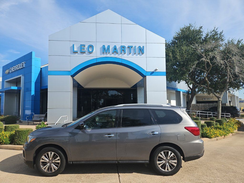 Used 2019 Nissan Pathfinder SV FWD image 1