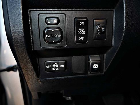 Used 2017 Toyota Tundra SR5 w/ SR5 Upgrade Package RWD image 15