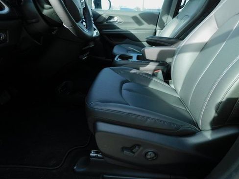 New 2026 Chrysler Pacifica Select FWD image 8