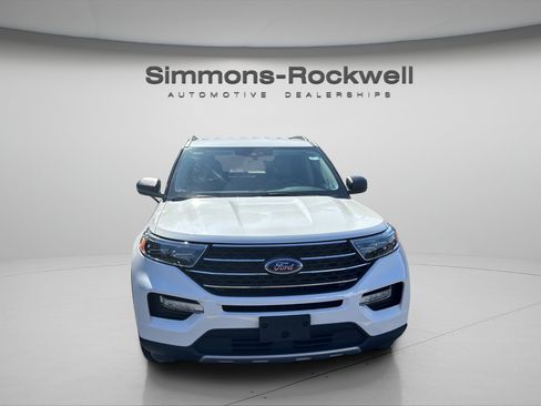 Used 2023 Ford Explorer XLT w/ Equipment Group 202A AWD/4WD image 8