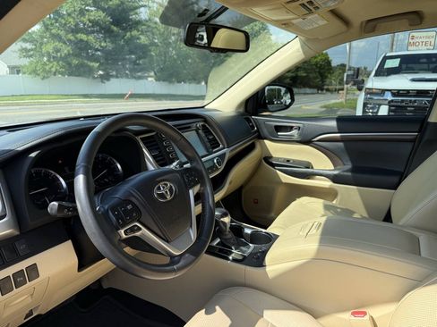 Used 2014 Toyota Highlander Limited AWD/4WD image 19