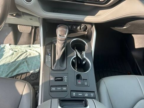Used 2020 Toyota Highlander XLE AWD/4WD image 25