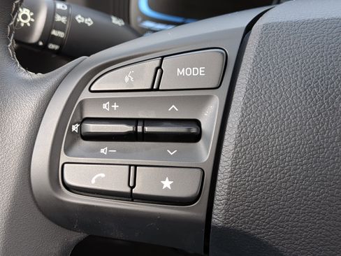 Certified 2025 Hyundai Venue SEL image 23