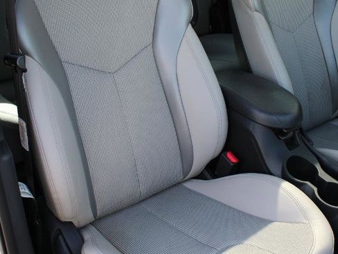 Used 2012 Hyundai Veloster w/ Style Pkg image 14