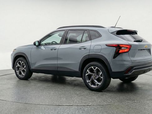 Used 2025 Chevrolet Trax LT FWD image 6