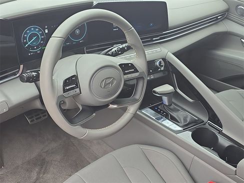 Used 2025 Hyundai Elantra SEL image 15