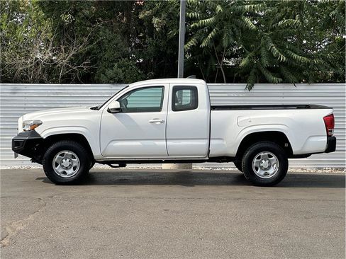 Used 2016 Toyota Tacoma SR w/ SR Convenience Package AWD/4WD image 13