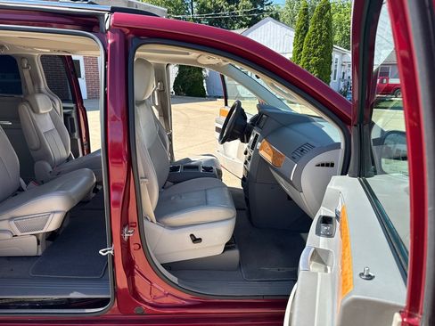Used 2010 Chrysler Town & Country Limited w/ Entertainment Group #3 FWD image 11