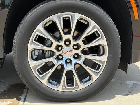 Used 2025 GMC Yukon XL Denali AWD/4WD image 10