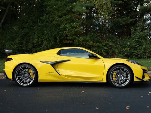 Used 2025 Chevrolet Corvette Z06 w/ Chrome Exterior Badge Package image 14