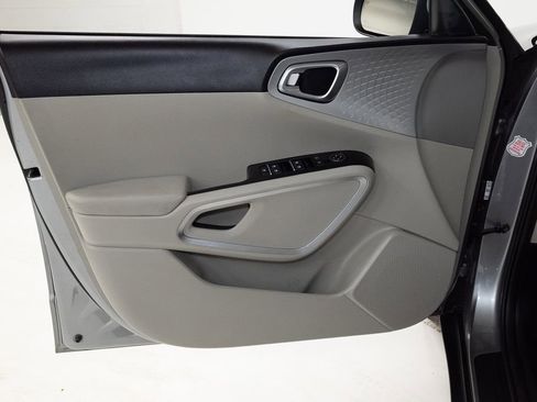 Certified 2025 Kia Soul LX w/ LX Technology Package FWD image 9