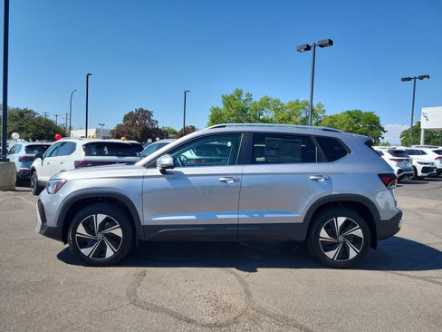 New 2025 Volkswagen Taos SE image 4