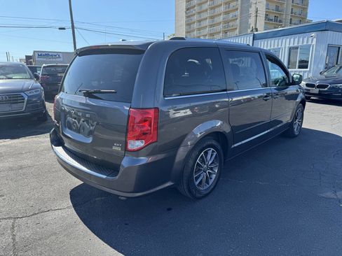 Used 2017 Dodge Grand Caravan SXT image 6