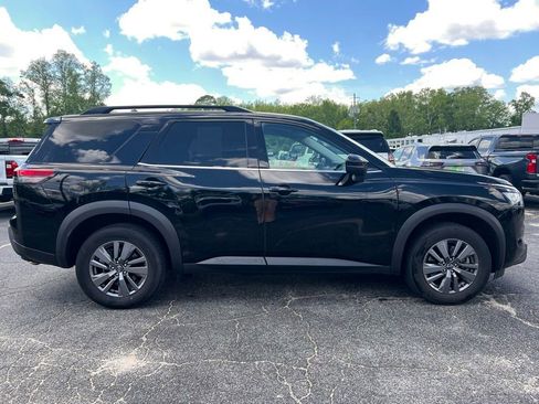 Used 2025 Nissan Pathfinder SV image 2