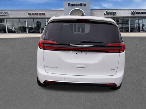 New 2026 Chrysler Pacifica Select image 4