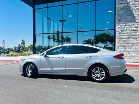 Used 2018 Ford Fusion SE FWD image 3