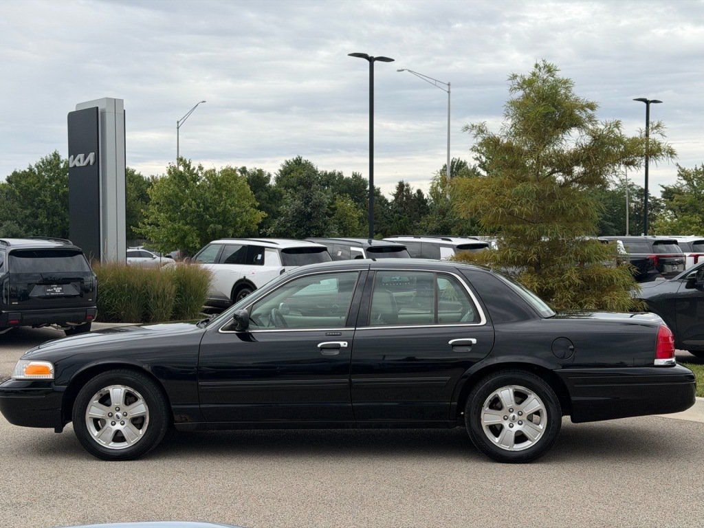 Used 2011 Ford Crown Victoria LX w/ Comfort Appearance Pkg RWD image 3
