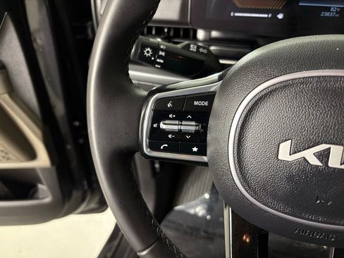 Used 2025 Kia Carnival image 20