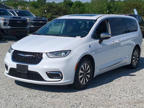 Used 2023 Chrysler Pacifica Limited FWD image 5