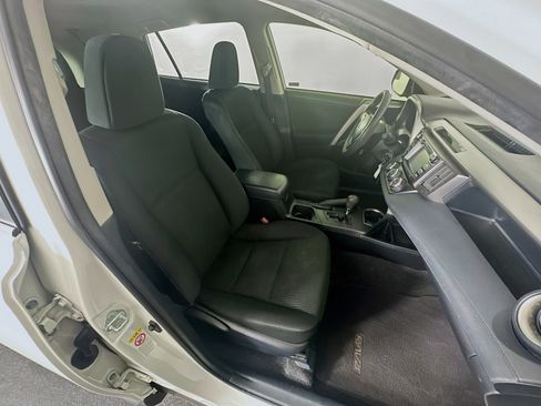 Used 2018 Toyota RAV4 LE FWD image 28