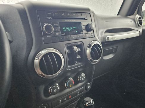 Used 2016 Jeep Wrangler Unlimited Rubicon w/ Connectivity Group AWD/4WD image 29