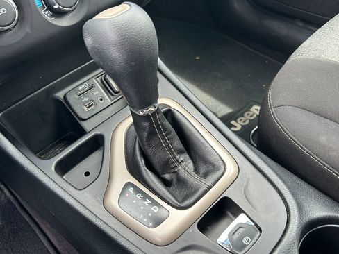 Used 2016 Jeep Cherokee Sport FWD image 17