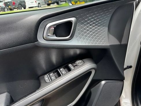 Used 2025 Kia Soul LX w/ LX Technology Package FWD image 25