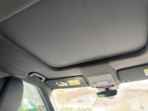 Used 2017 Land Rover Discovery SE image 24