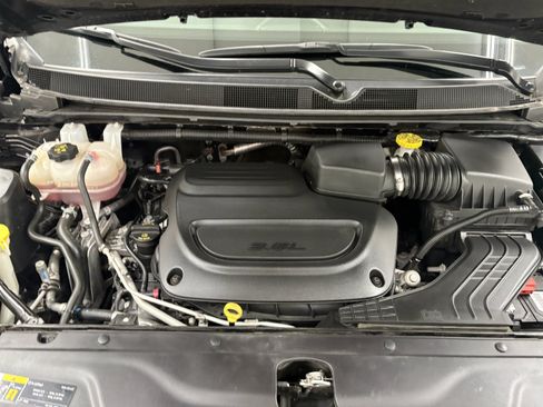 Used 2024 Chrysler Pacifica Touring-L FWD image 8