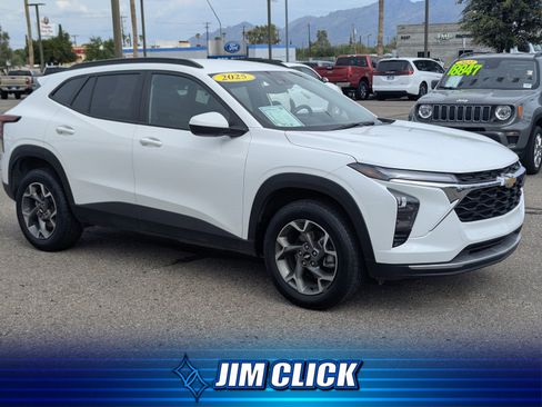 Used 2025 Chevrolet Trax LT FWD image 1