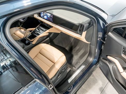 Certified 2025 Porsche Cayenne AWD/4WD image 28