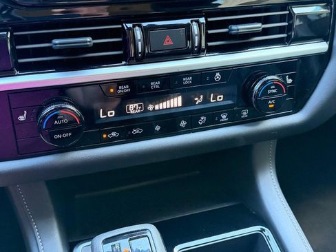 Used 2025 Nissan Pathfinder SL FWD image 44