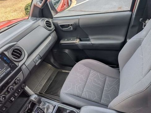 Used 2018 Toyota Tacoma TRD Sport AWD/4WD image 17