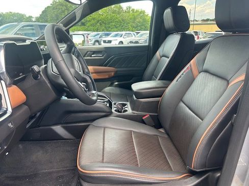 Used 2024 GMC Canyon AT4 w/ AT4 Premium Package AWD/4WD image 11