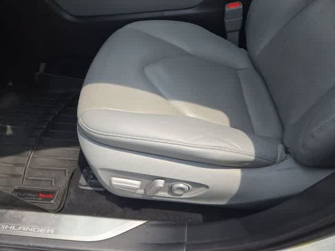 Used 2021 Toyota Highlander Limited FWD image 17