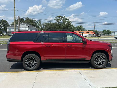 Used 2025 Cadillac Escalade ESV Sport Platinum AWD/4WD image 4