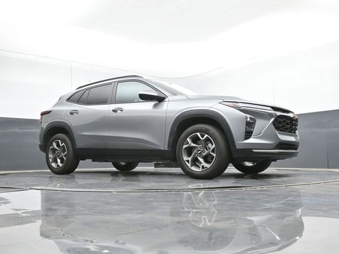 Used 2025 Chevrolet Trax LT w/ LT Convenience Package image 41