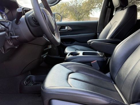 Used 2025 Chrysler Pacifica Select FWD image 29