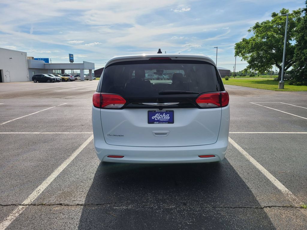 Used 2023 Chrysler Voyager LX FWD image 7