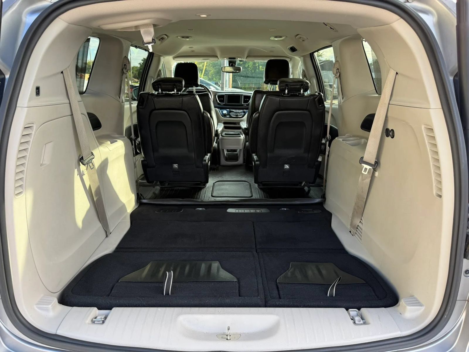 Used 2019 Chrysler Pacifica Touring-L FWD image 18