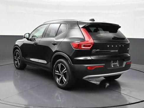 Used 2023 Volvo XC40 B4 Core FWD image 3