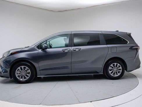 Used 2025 Toyota Sienna XLE image 2