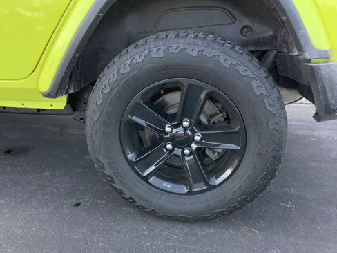 Used 2023 Jeep Wrangler Unlimited Sahara AWD/4WD image 5