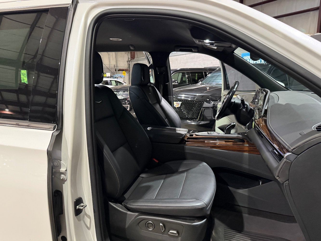 Used 2022 Cadillac Escalade Luxury AWD/4WD image 28