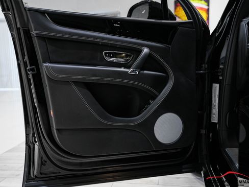 Used 2018 Bentley Bentayga image 45