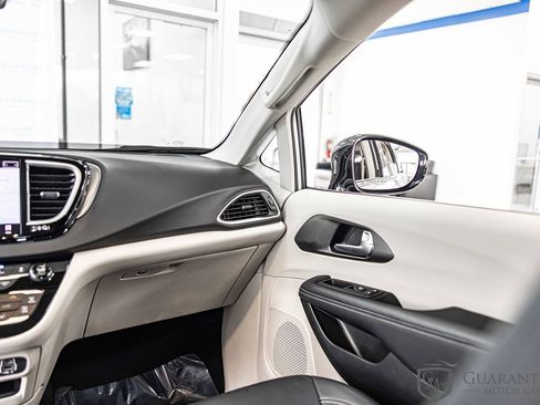 Used 2024 Chrysler Pacifica Touring-L FWD image 37