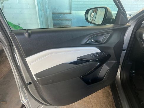 Used 2025 Chevrolet Trax LT w/ LT Convenience Package image 18